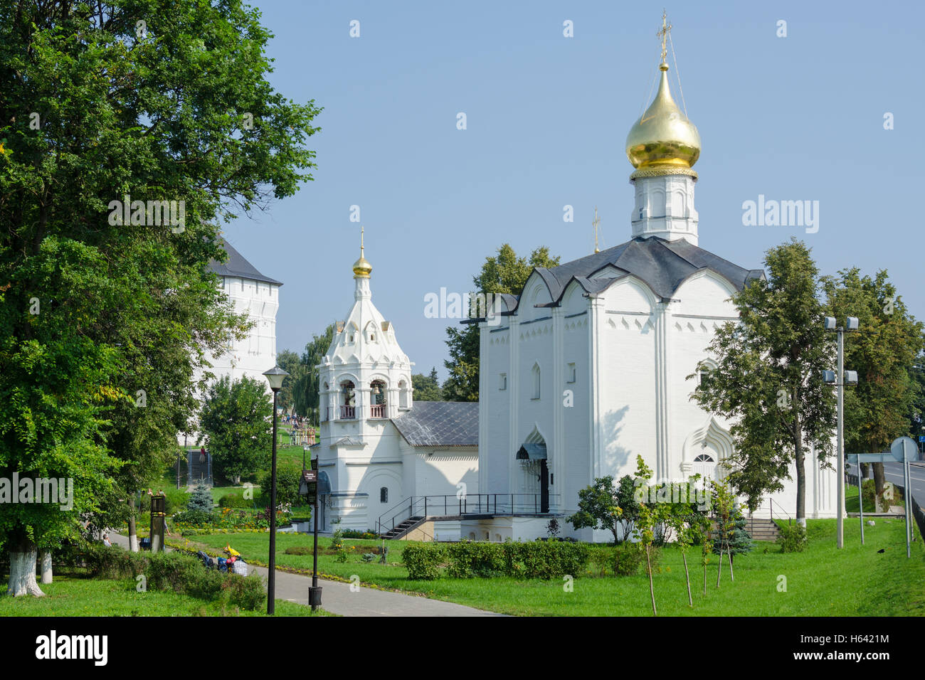 Serguiev Posad - Août 10, 2015 : Avis de vendredi l'Église et clocher debout à côté de Sergiev Posad Banque D'Images