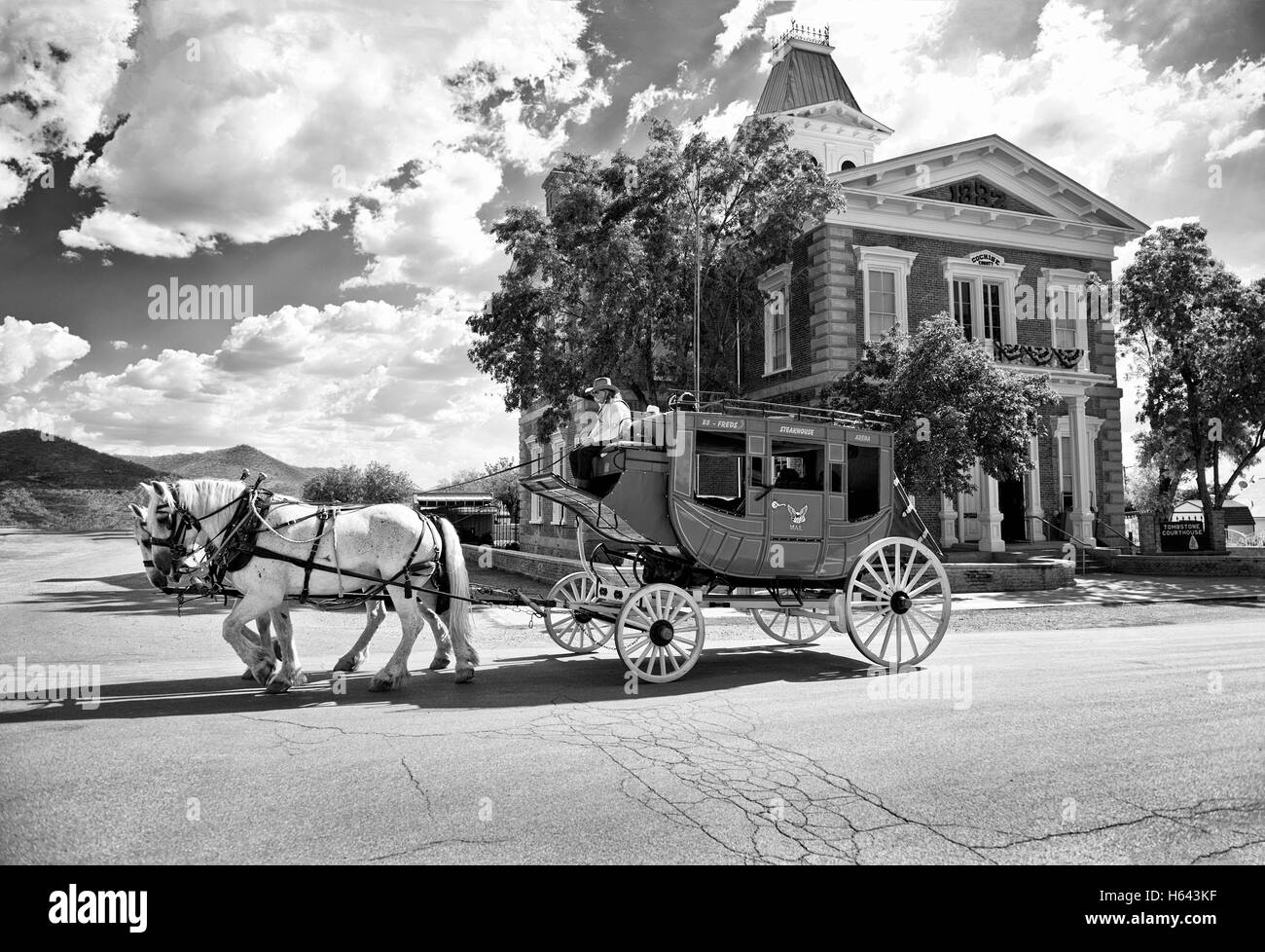 Stage Coach en face de l'Palais de justice du Comté de Cochise à Tombstone Arizona Banque D'Images