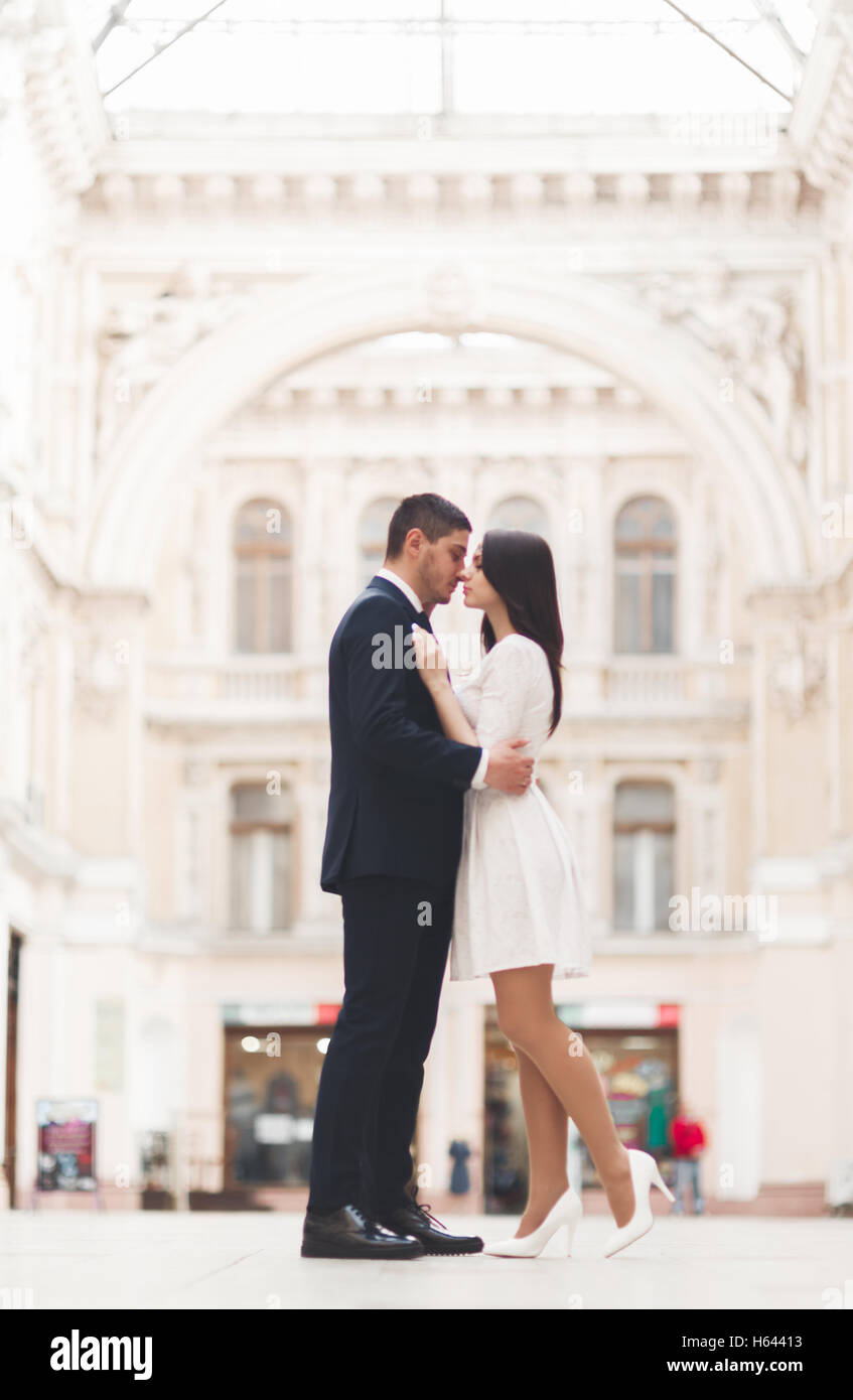 Couple aimant posant dans la vieille ville Banque D'Images