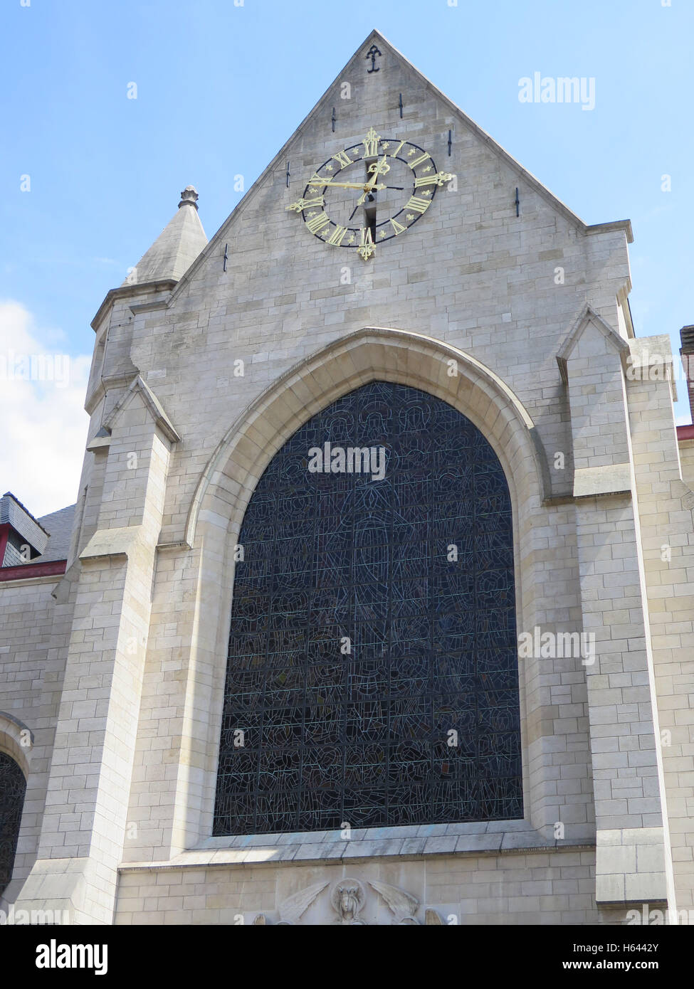 Grand vitrail à l'église à Bruxelles, Belgique Banque D'Images