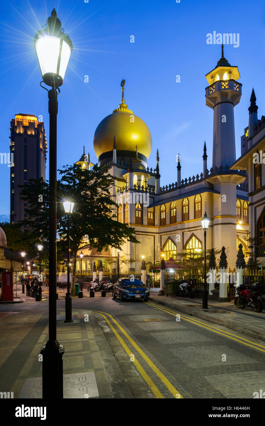 La Mosquée Sultan dans Kampong Glam au crépuscule, Singapour Banque D'Images