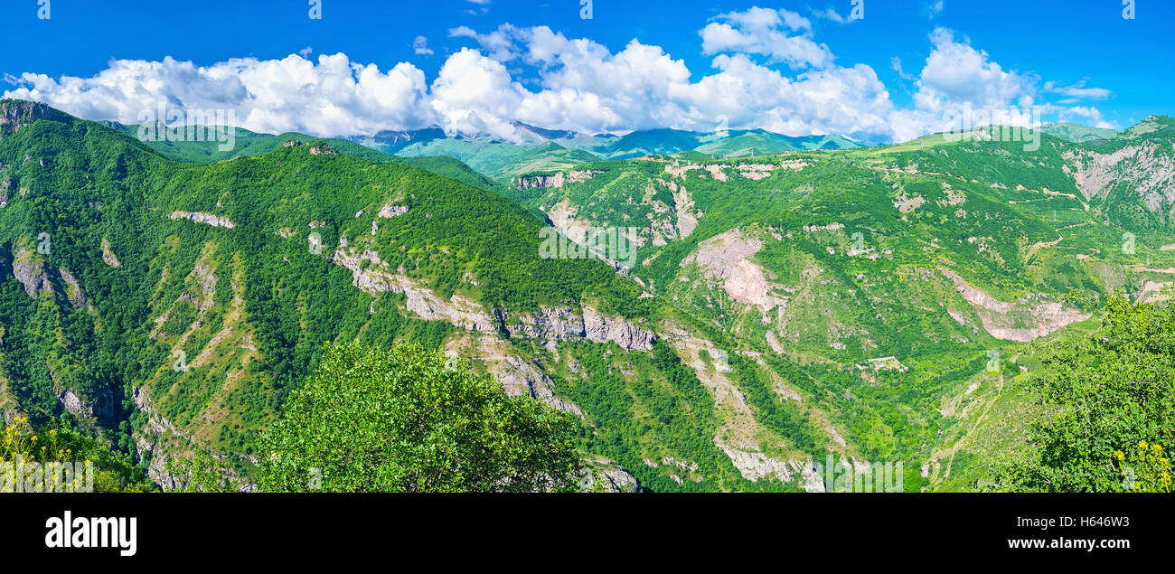 Panorama des montagnes rocheuses, couvertes de verdure est perçu à partir de la pente de Halidzor village, province de Syunik, Arménie. Banque D'Images