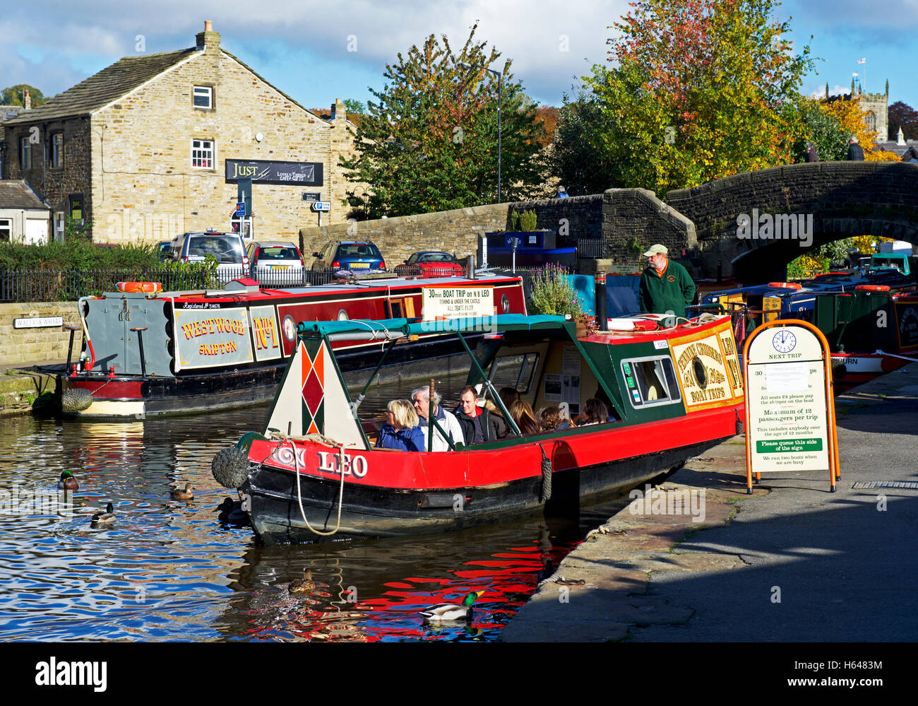 15-04 pour voitures, de prendre des passagers sur le canal de Leeds et Liverpool à Skipton, Yorkshire du Nord, Angleterre, Royaume-Uni Banque D'Images