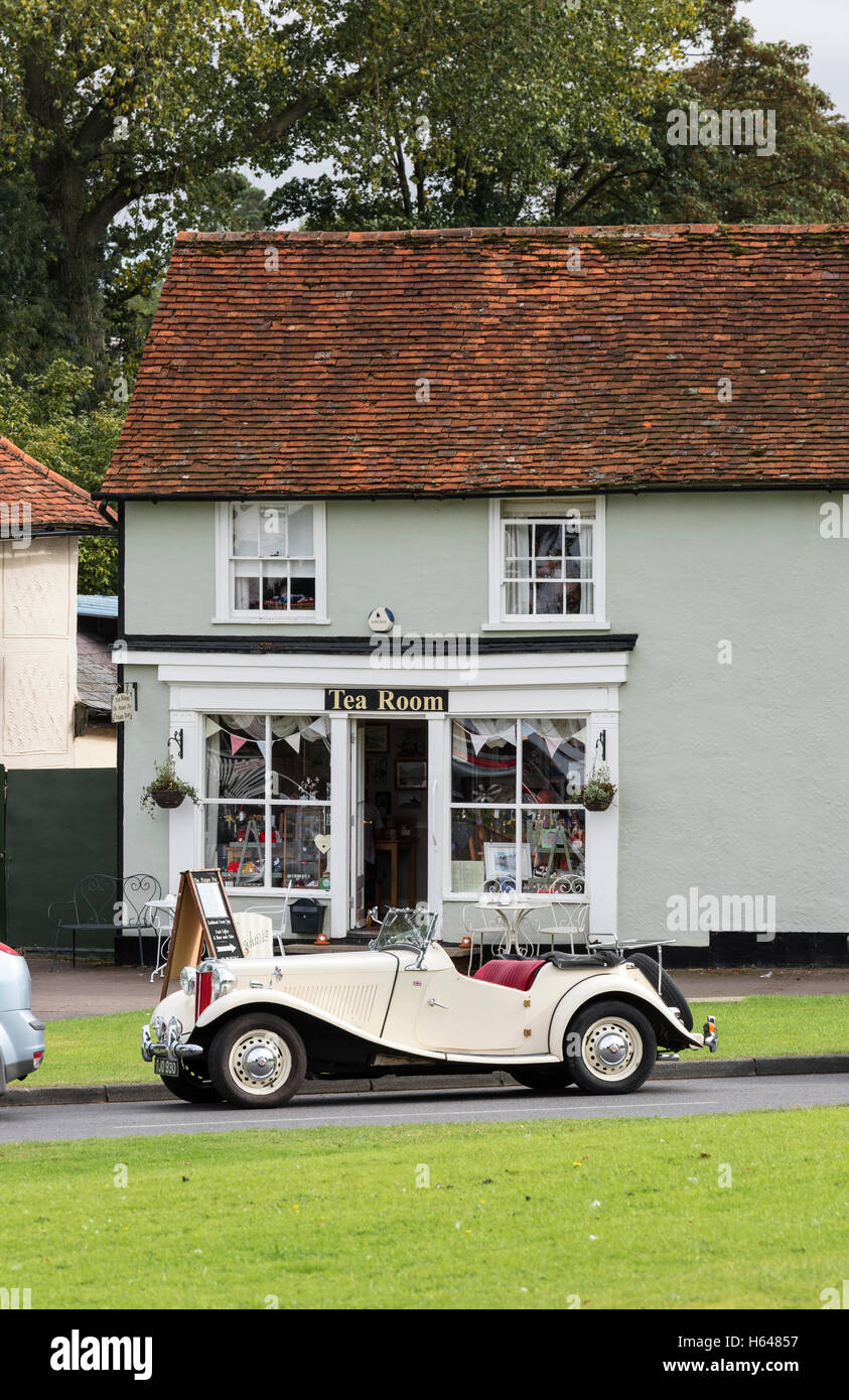 Vétéran britannique MG TC Voiture de sport crème stationné à l'extérieur Photo Salon de Thé Pot Essex Angleterre 2016 Finchingfield Banque D'Images