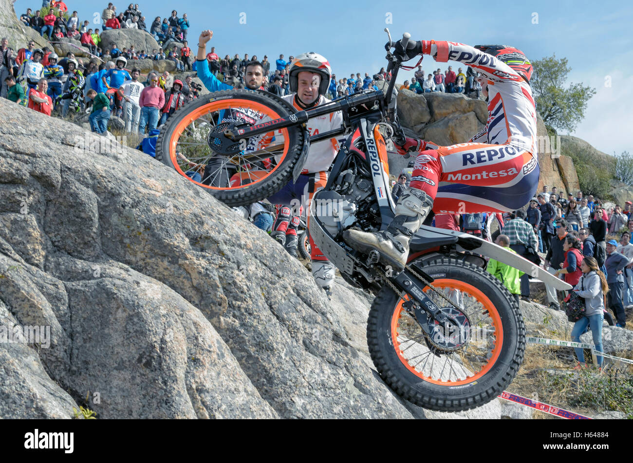 Le motocyclisme. Course d'essai. Championnat d'Espagne. Jaime Busto dépasser un obstacle, plus de grandes pierres de granit, en Costitx Banque D'Images