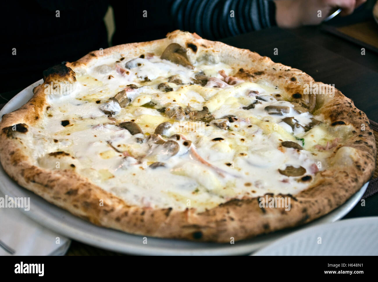 Pizza blanche avec des champignons, jambon, mozzarella de bufflonne et crème à Naples, Campanie, Italie Banque D'Images