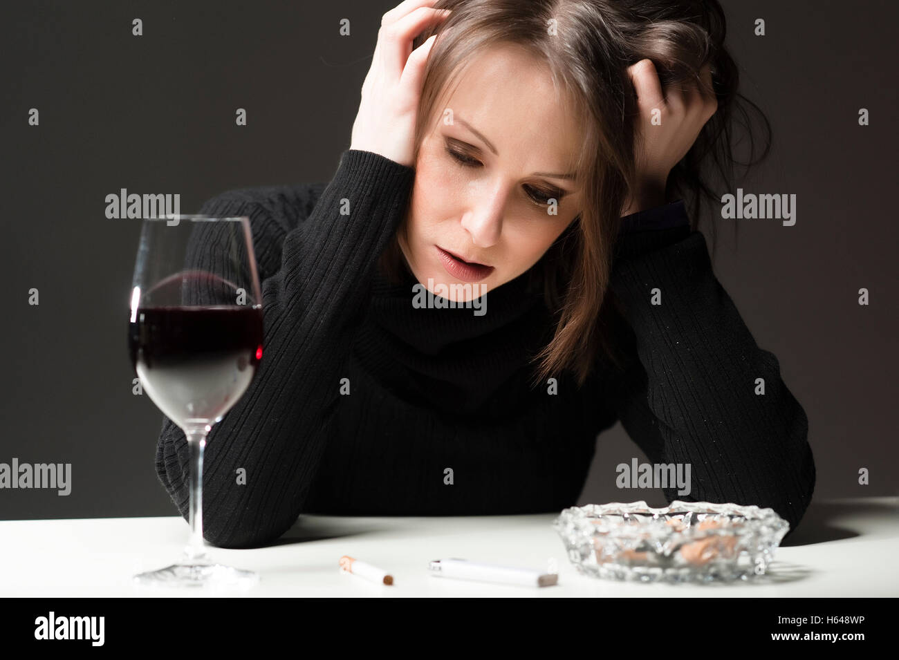 Femme ivre avec vin Banque D'Images