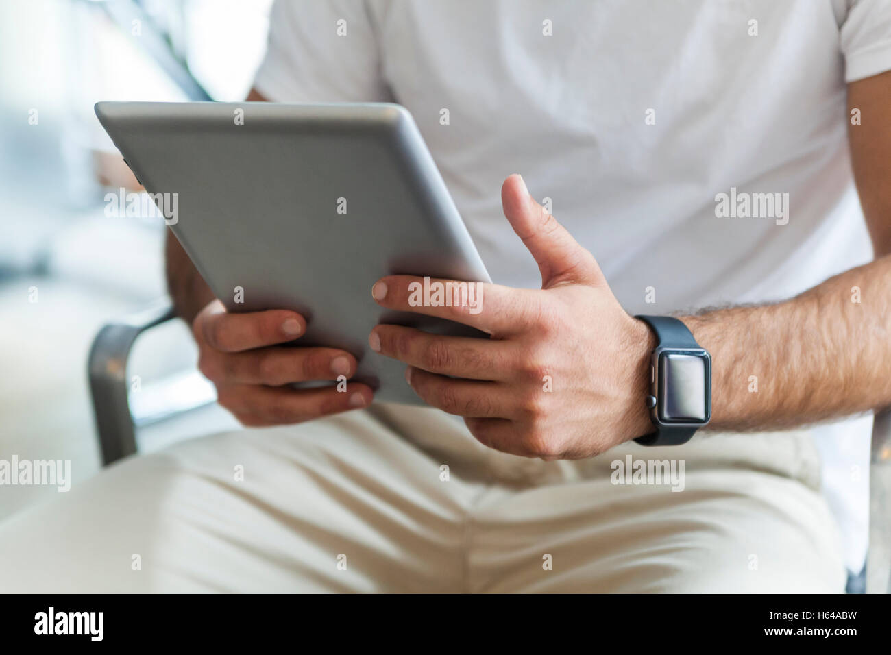 Man's hands holding tablet Banque D'Images