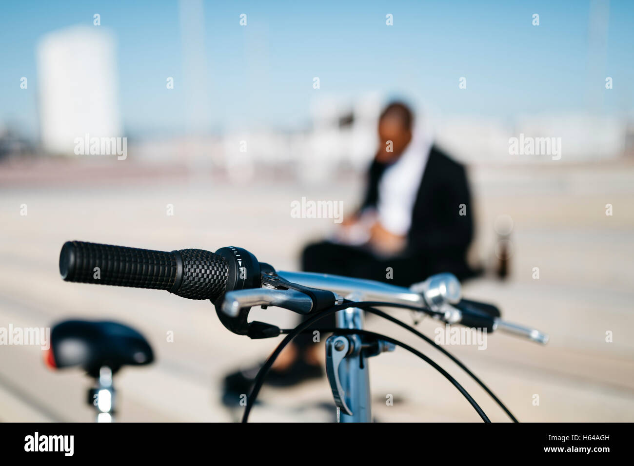 Vélo guidon et homme d'affaires en arrière-plan Banque D'Images