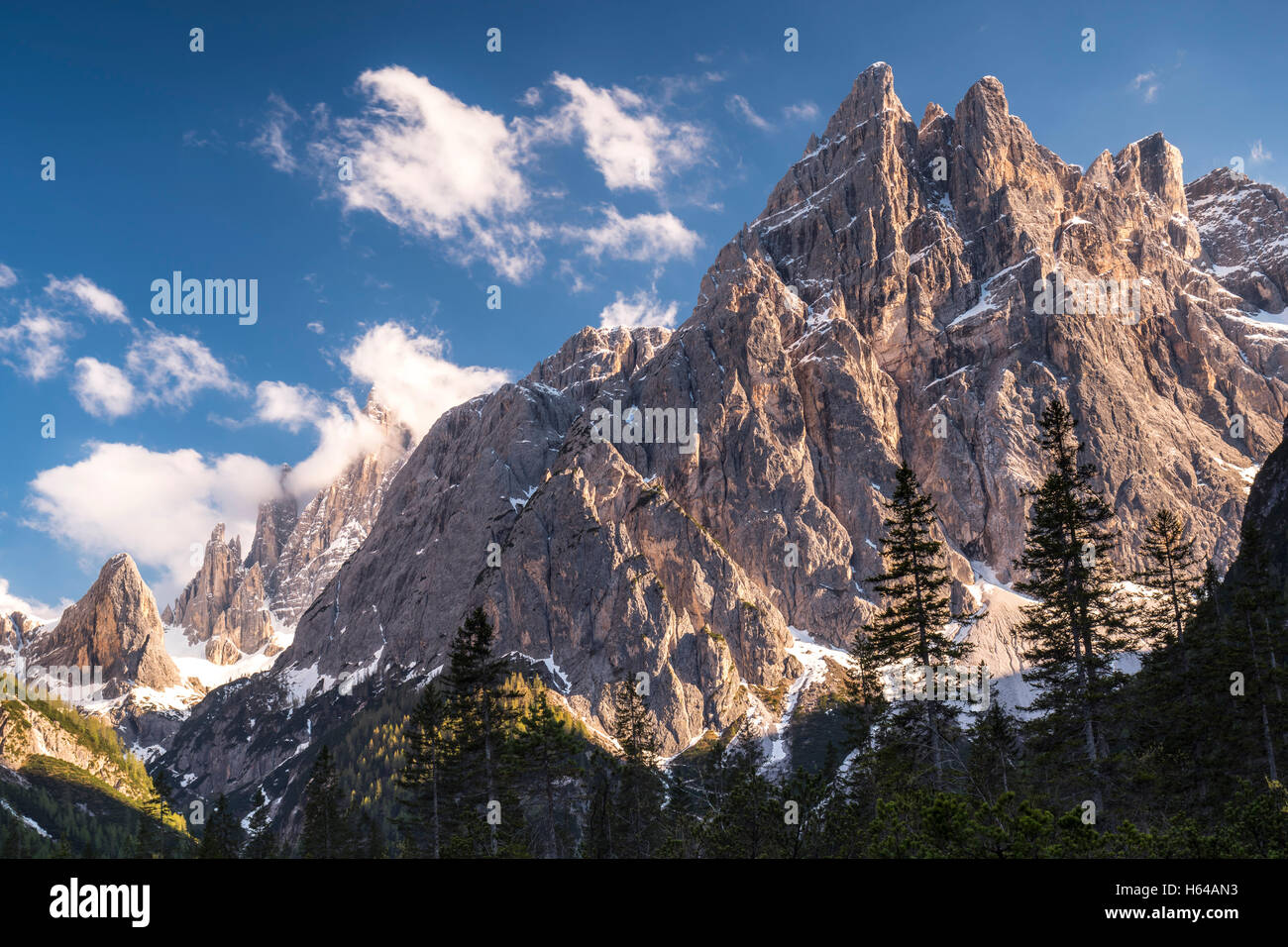 Italie, province de Belluno Hochpuster Valley, Parc Naturel Tre Cime, Dolomites de Sexten, Einserkofel Zwoelferkofel et Banque D'Images