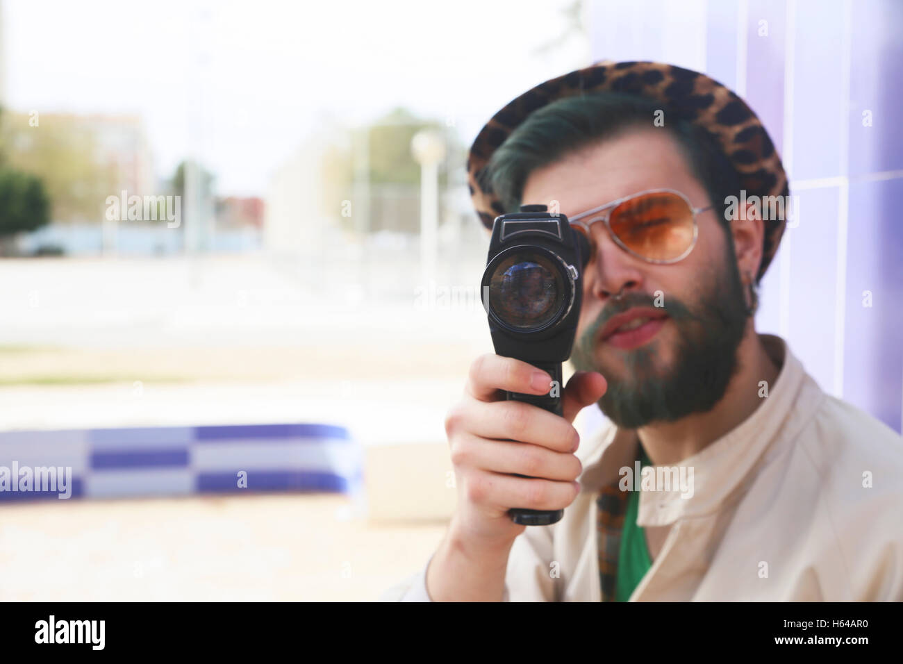 Jeune homme à l'aide d'une caméra vidéo vintage Banque D'Images