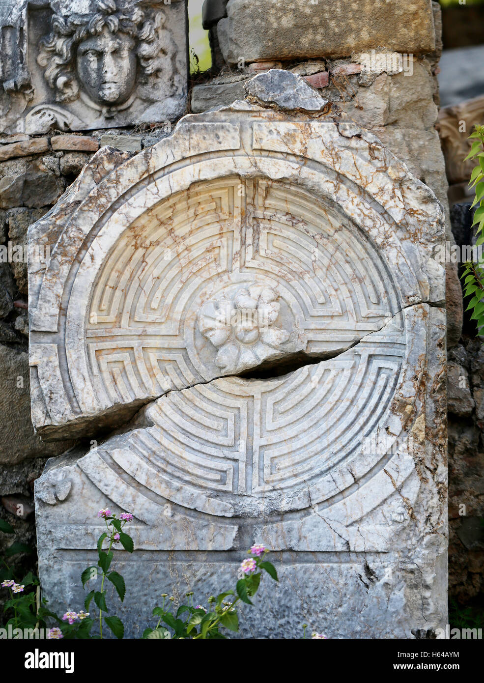 L'architecture ancienne avec un labyrinthe dans un cercle sur la colonne Banque D'Images