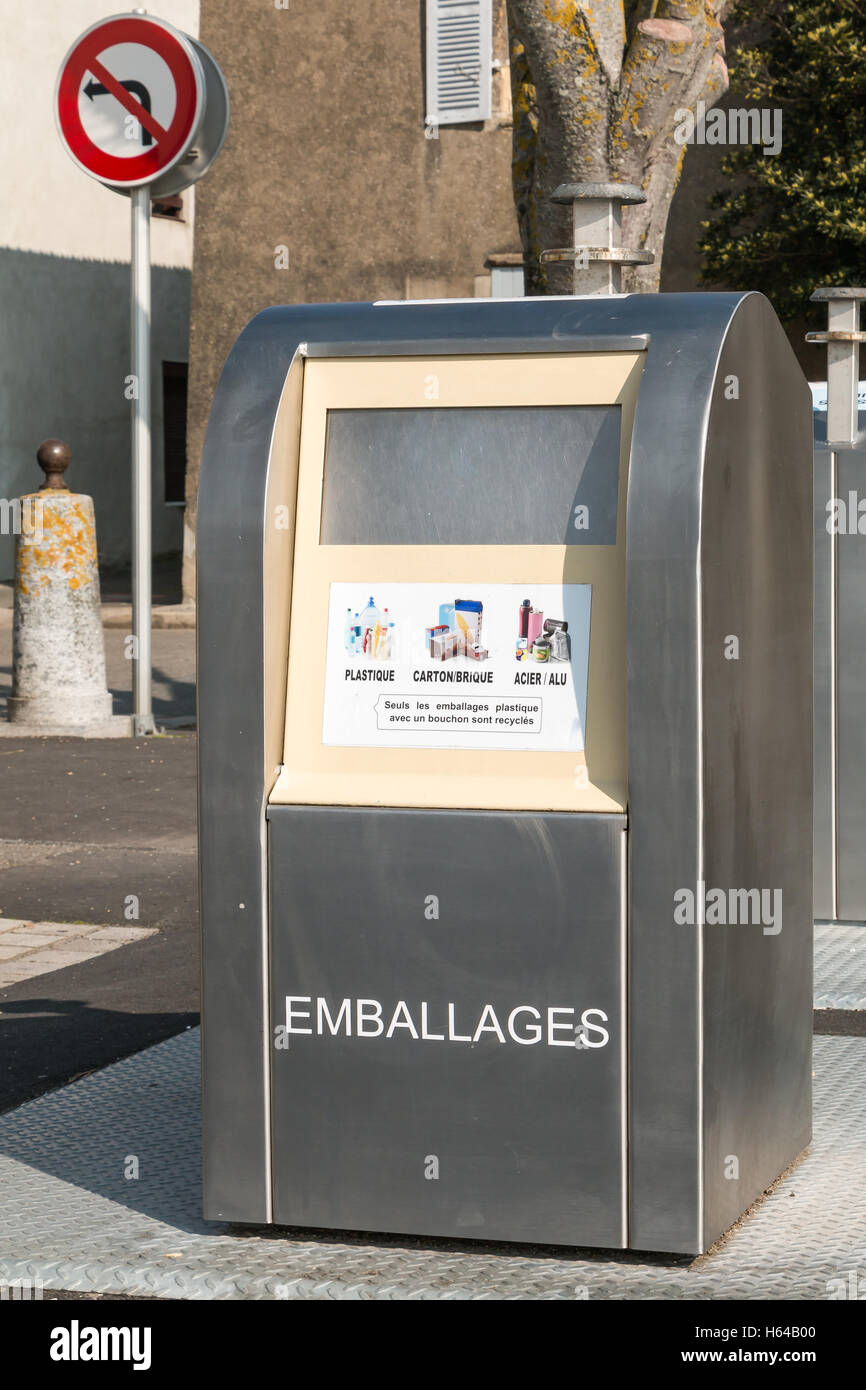 Noirmoutier, France - le 17 mars 2016 : grand public français moderne de bac à déchets recyclabe après utilisation en passant Banque D'Images