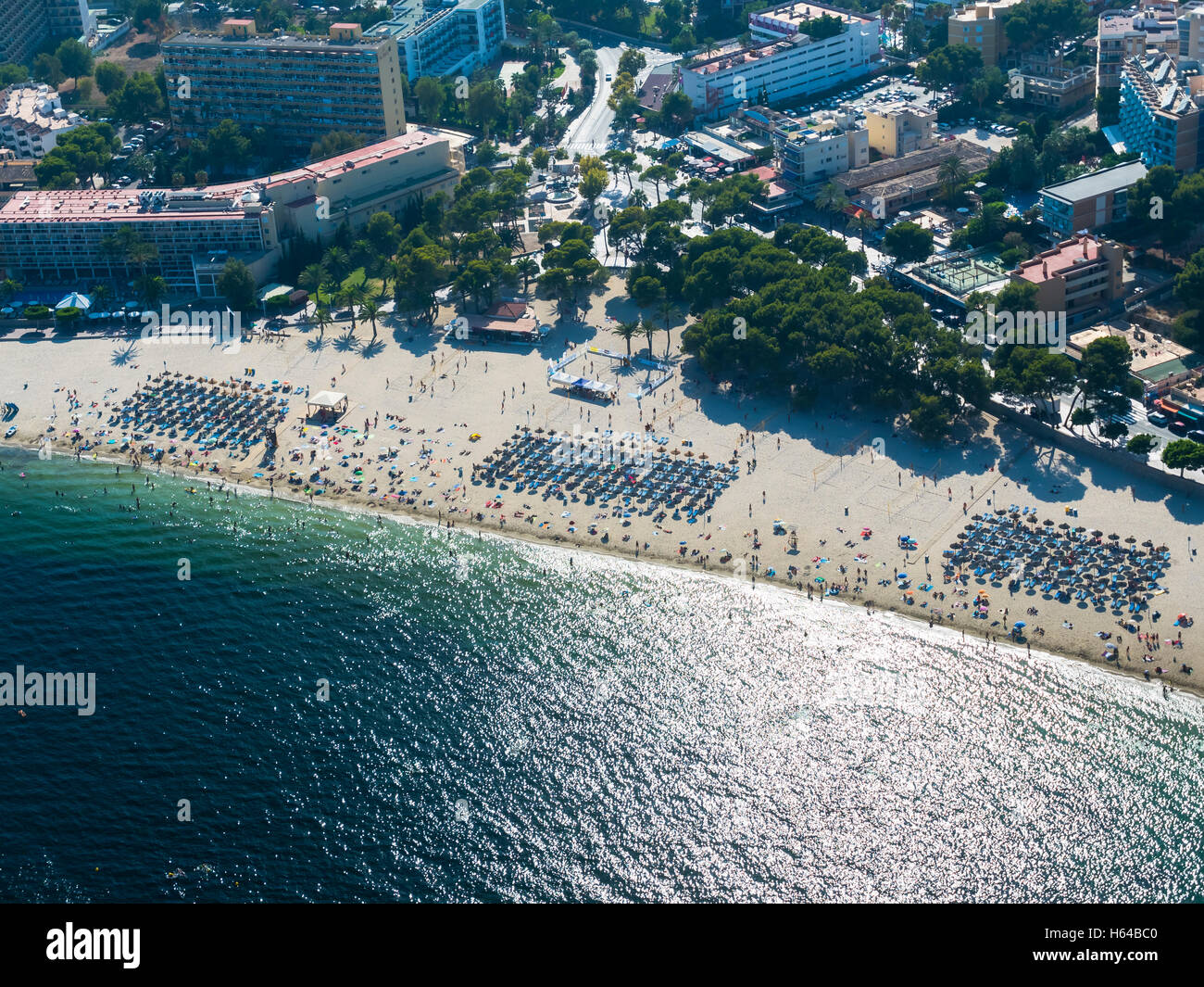 Espagne, Majorque, Palma de Mallorca, vue aérienne, les plages et les hôtels de Palmanova et Venansault Banque D'Images