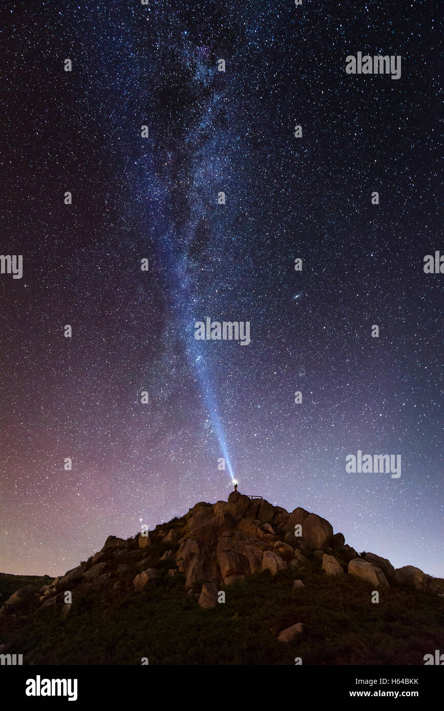 L'Espagne, l'homme illuminant le ciel par une nuit étoilée avec blue ray Banque D'Images