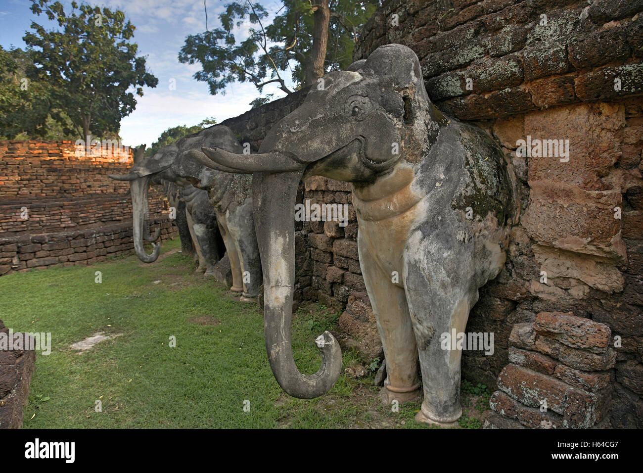 La Thaïlande, Kamphaeng Phet, Ruines de Wang Tai Surat, mur avec des statues d'éléphants, UNESCO World Heritage Banque D'Images