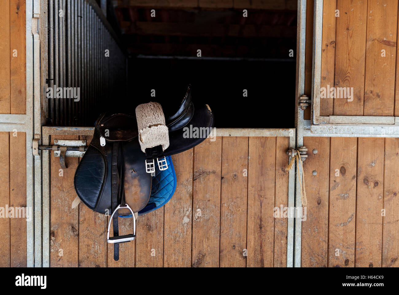 Suspendu à selle porte de horse stable Banque D'Images