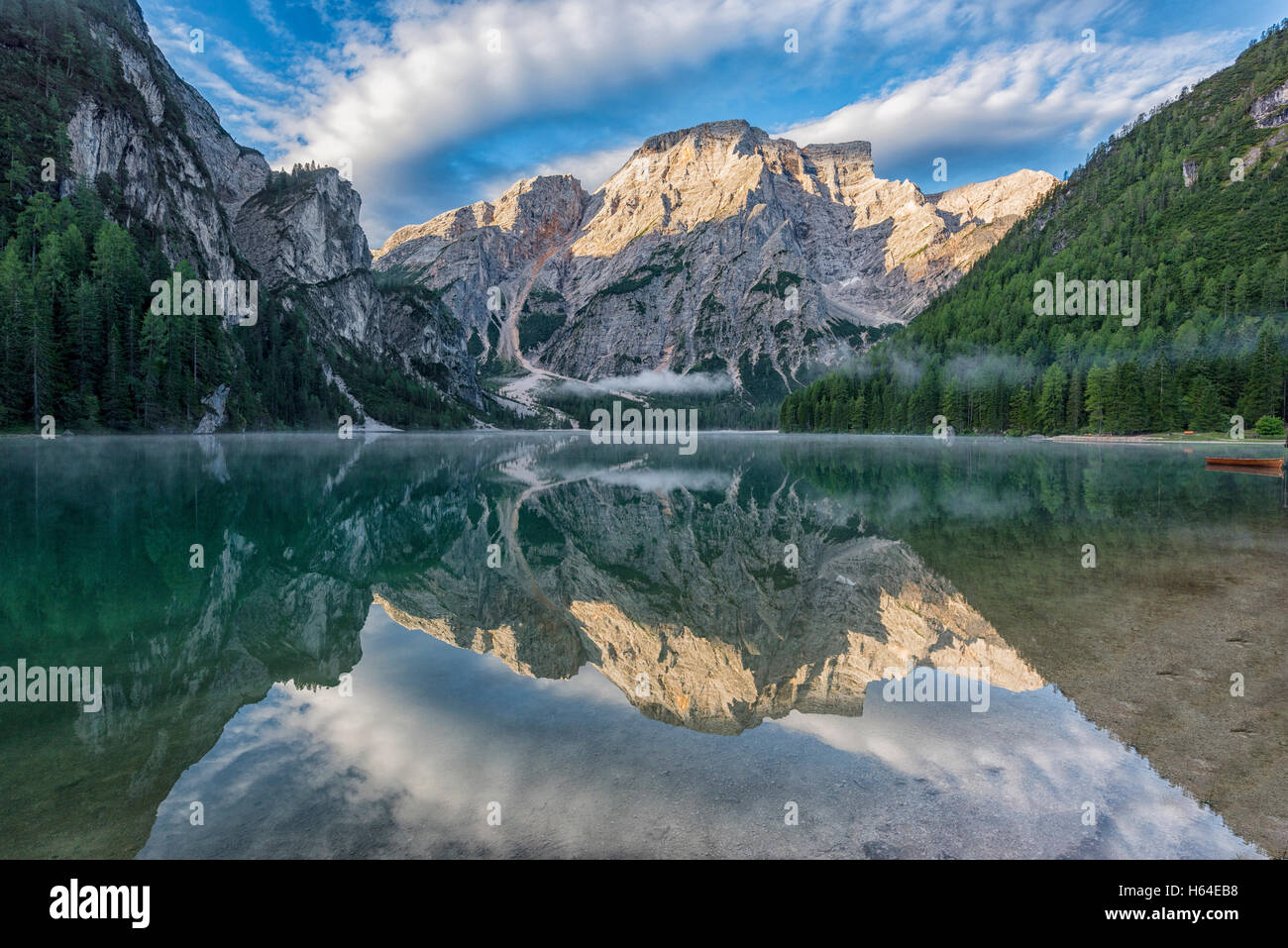 L'Italie, le Tyrol du Sud, Dolomites, Croda del Becco reflète la montagne sur le lac Braies Banque D'Images