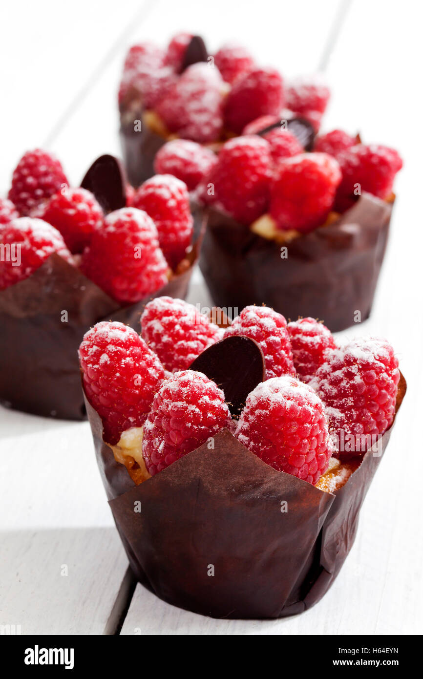 Muffins aux framboises, focus on foreground Banque D'Images