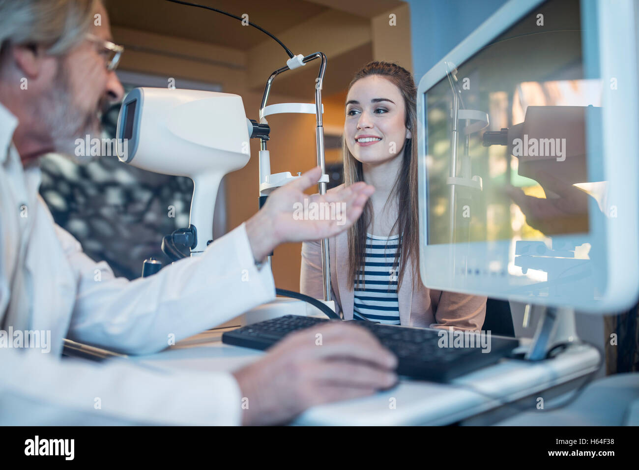 Jeune femme faisant l'essai d'oeil à l'optométriste. Banque D'Images