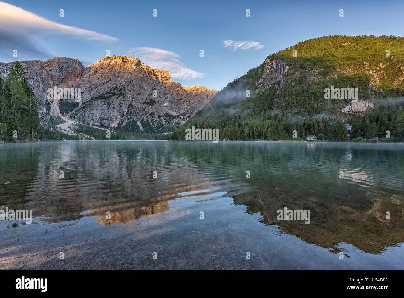 L'Italie, le Tyrol du Sud, Dolomites, Croda del Becco reflétée dans la montagne lac Braies au lever du soleil Banque D'Images