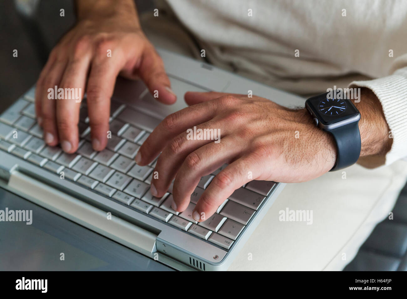 Man's hands using laptop, close-up Banque D'Images