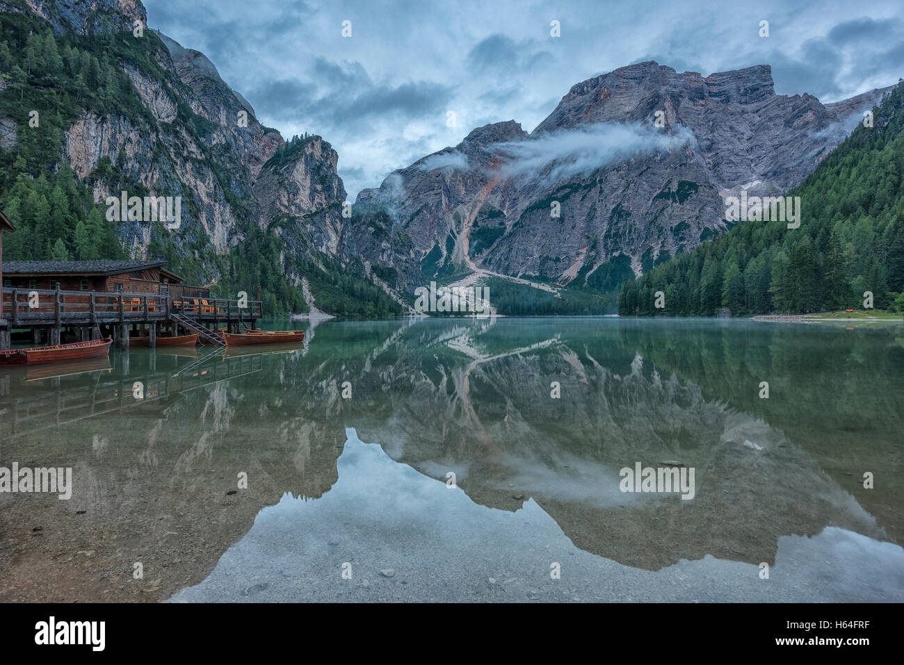 L'Italie, le Tyrol du Sud, Dolomites, cabane en bois sur le lac Braies avec Croda del Becco montagne sur l'arrière-plan Banque D'Images