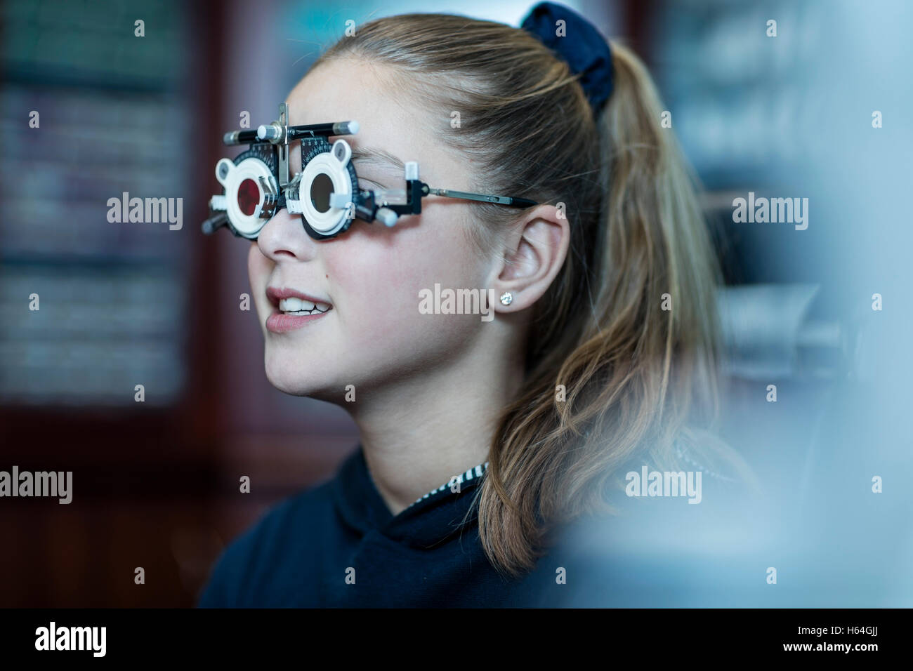 Girl doing test oculaire à l'optométriste Banque D'Images