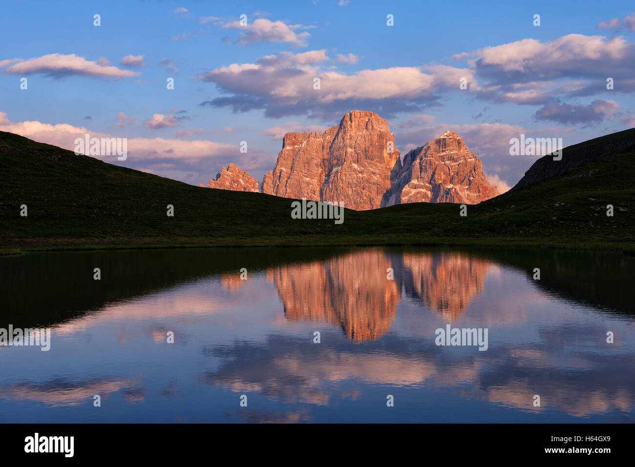 Italie, province de Belluno, Dolomites, Selva di Cadore, Monte Pelmo au coucher du soleil Banque D'Images