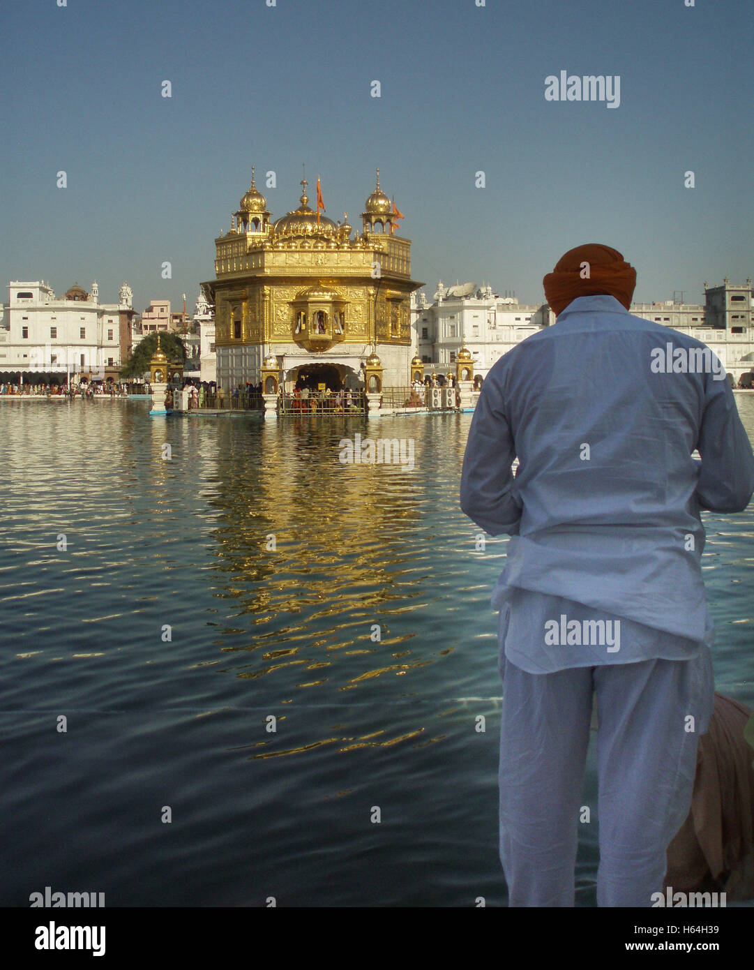 Homme Sikh avec tête baissée dans la prière au temple d'or, Sri Harmandir Sahib, à Amritsar, Indai Banque D'Images