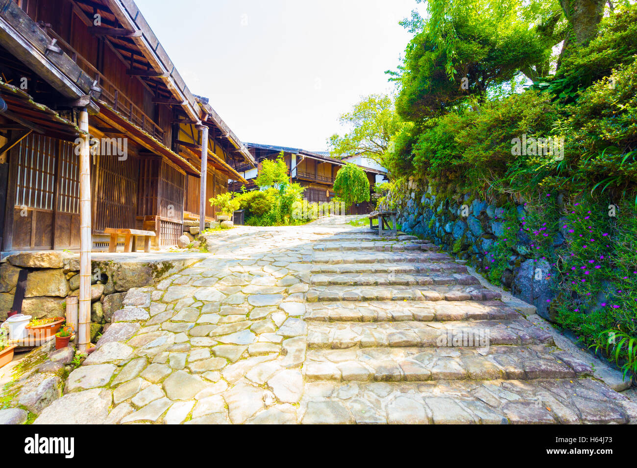 Maisons traditionnelles en bois de style japonais sur un chemin en pierre restaurée à Tsumago village sur la route Nakasendo historique au Japon. H Banque D'Images