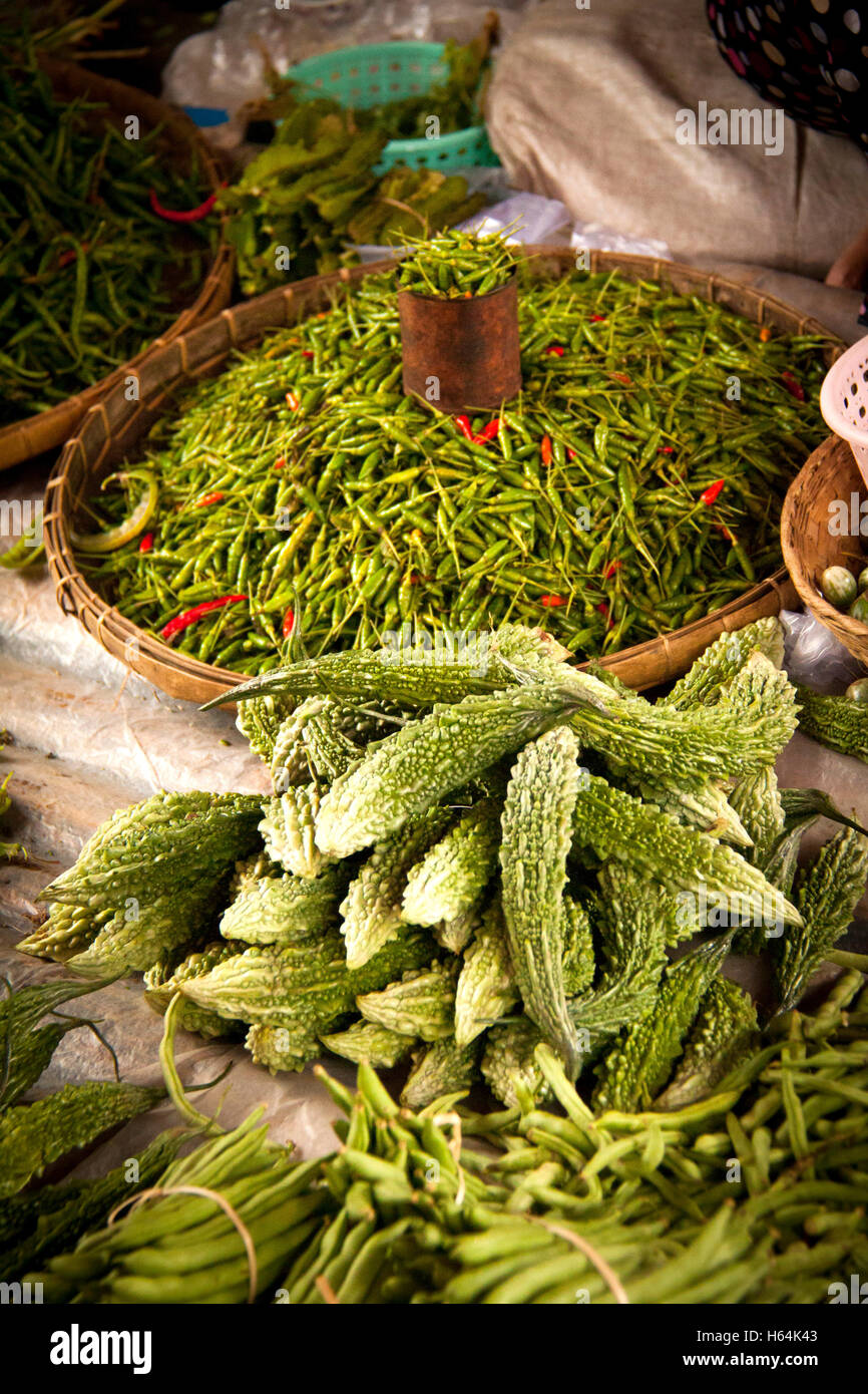 Marché traditionnel de la vente de piments, amer, fruits et légumes en Birmanie / Myanmar Banque D'Images