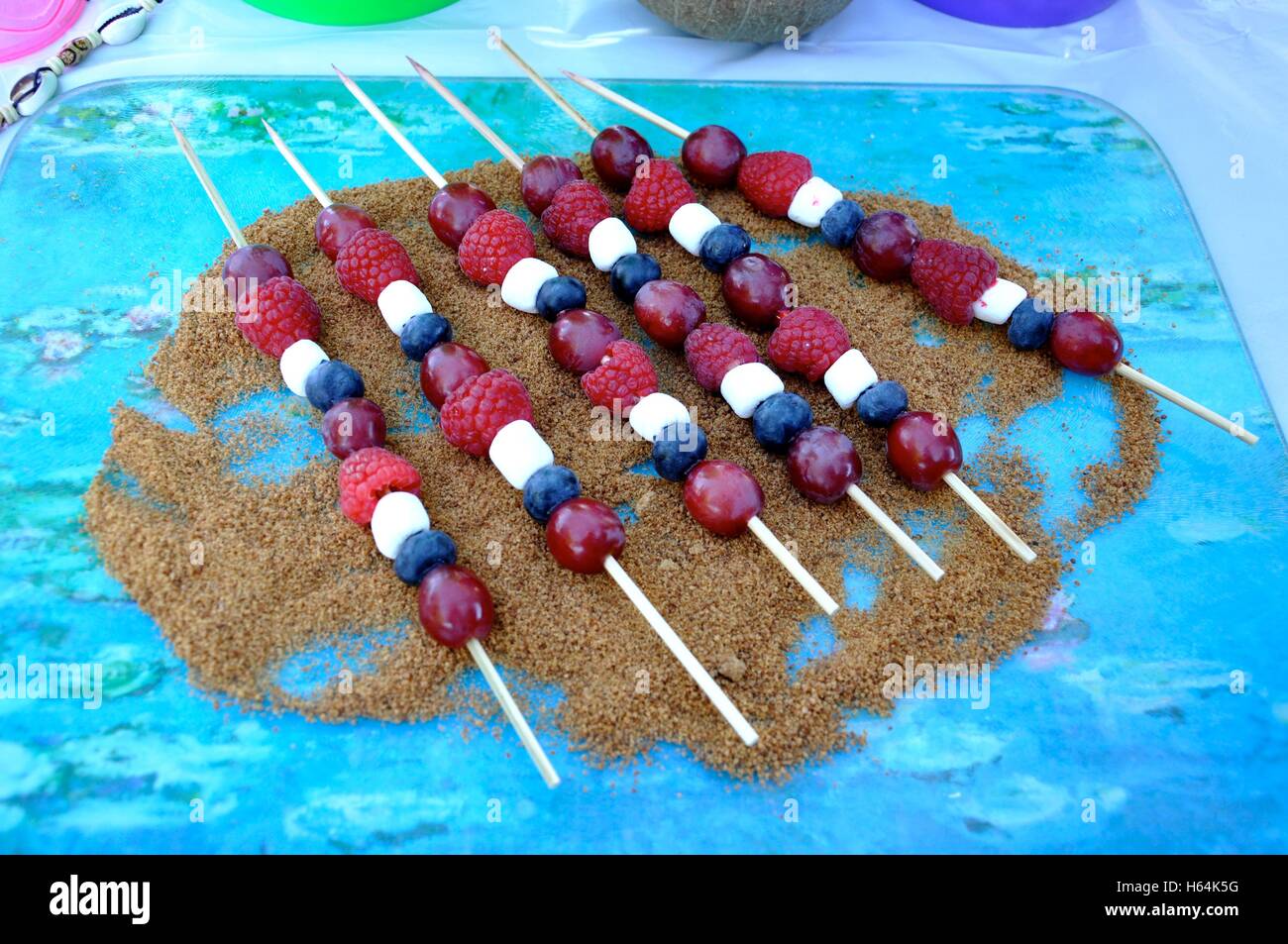 Brochettes de fruits parti Stick avec un thème de sable de plage Banque D'Images