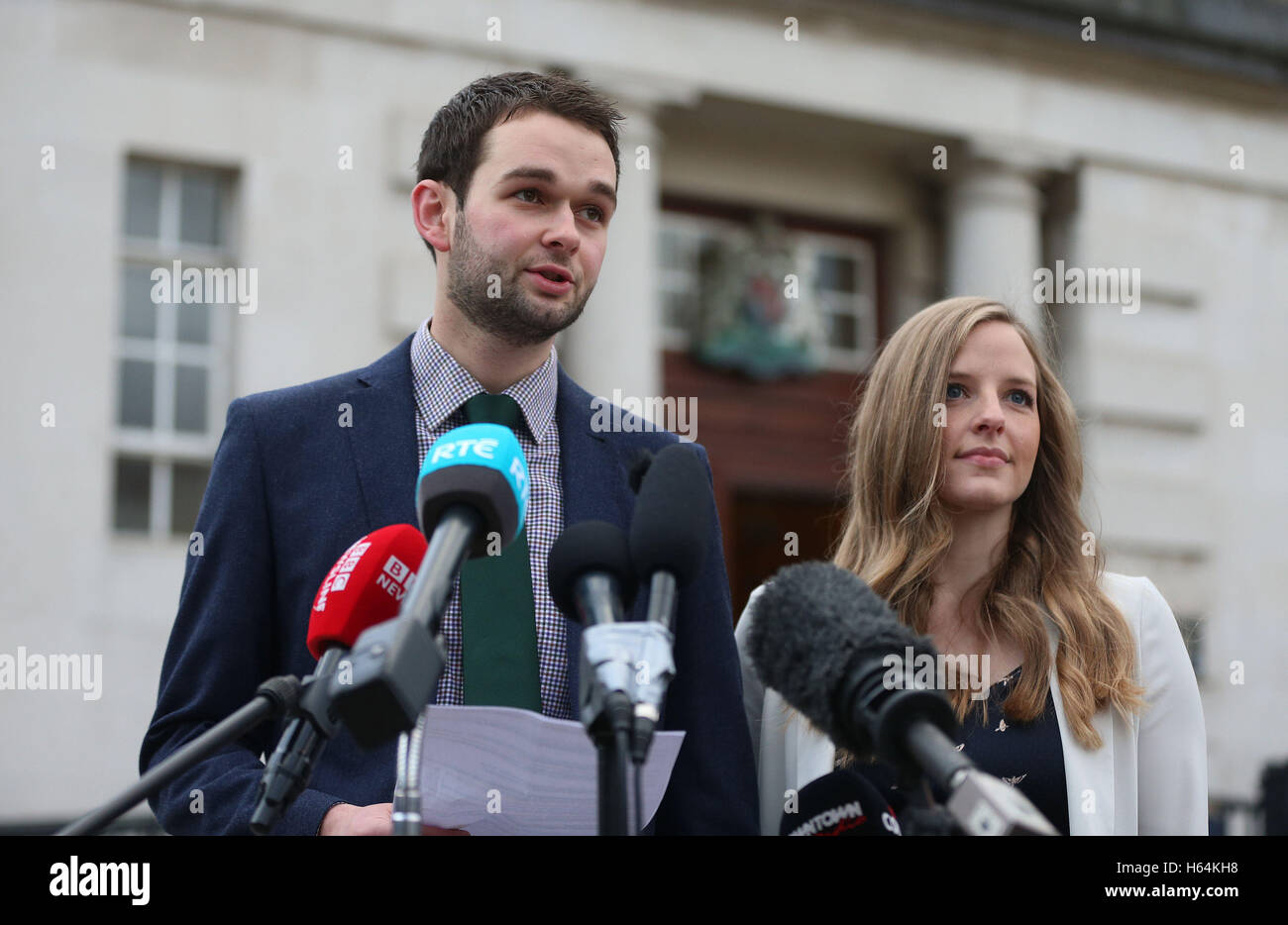 Daniel et Amy McArthur de Ashers Baking Company de parler aux médias à la Haute Cour de Belfast, le jugement doit être livré sur un pourvoi formé par le chrétien les boulangers qui ont été trouvés à avoir de discrimination homme gay Gareth Lee. Banque D'Images