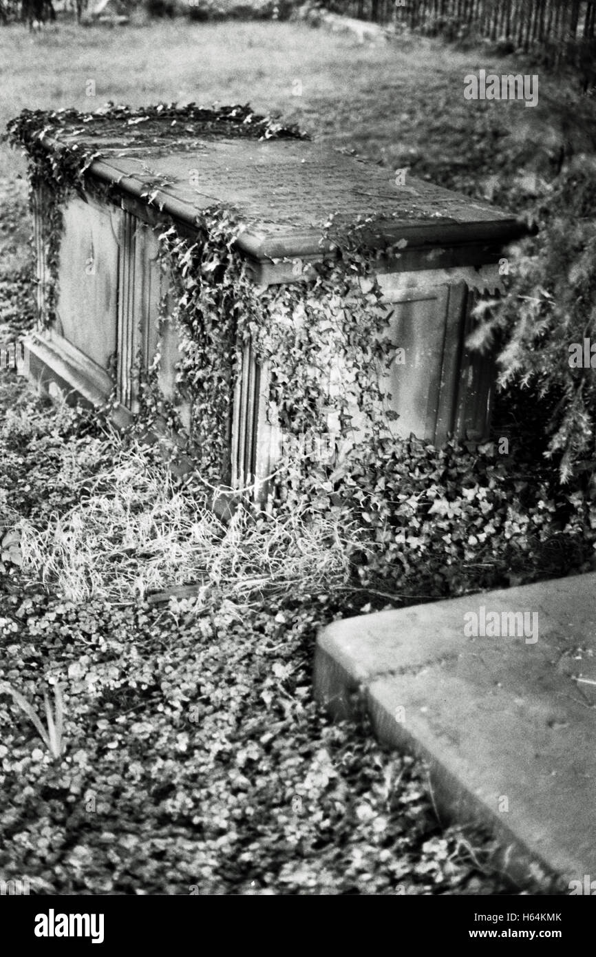 Forgotten Tomb Et Gresford Cimetiere Photographie Avec Le Noir Et Blanc Photo Stock Alamy