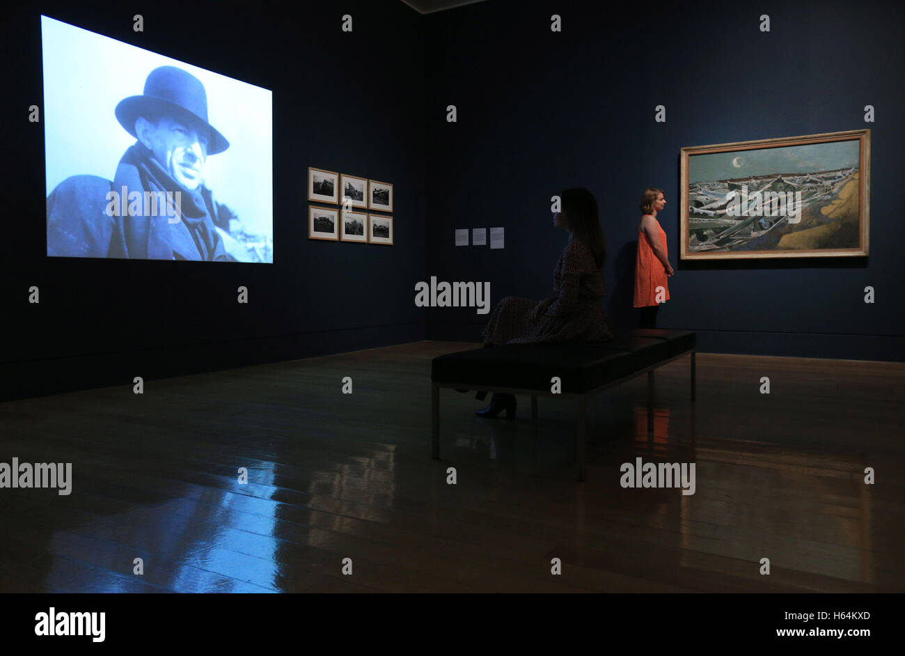 Un membre du personnel examine 'Totes Meer' (droite) tandis qu'un autre artiste montres Paul Nash comme représenté dans le film 'Out of Chaos' par Jill Craigie, tous deux faisant partie d'une exposition de Paul Nash, travailler à la Tate Britain, à Pimlico, Londres. Banque D'Images