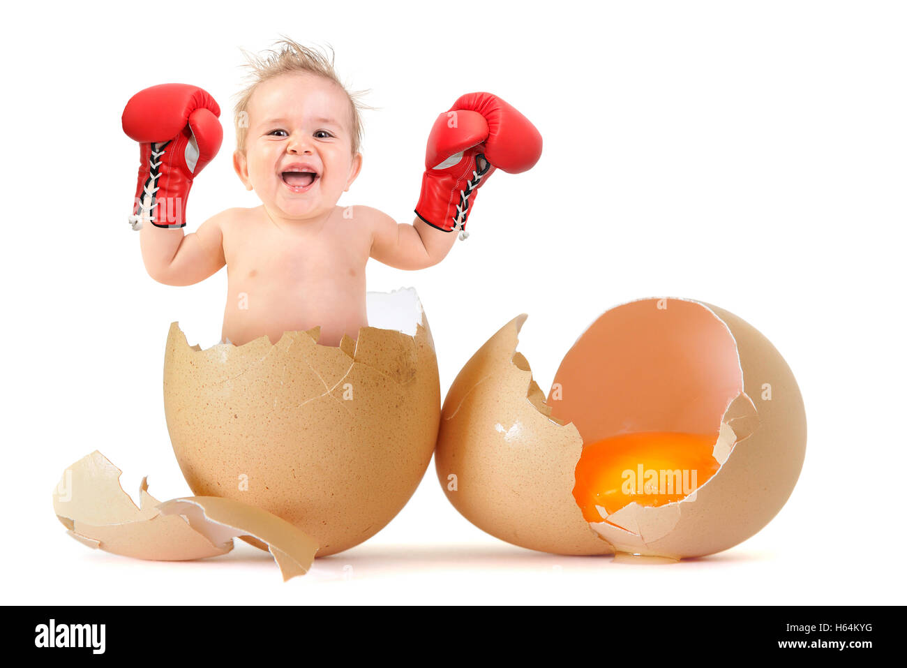 Magnifique petit garçon avec des gants de boxe briser l'oeuf Banque D'Images