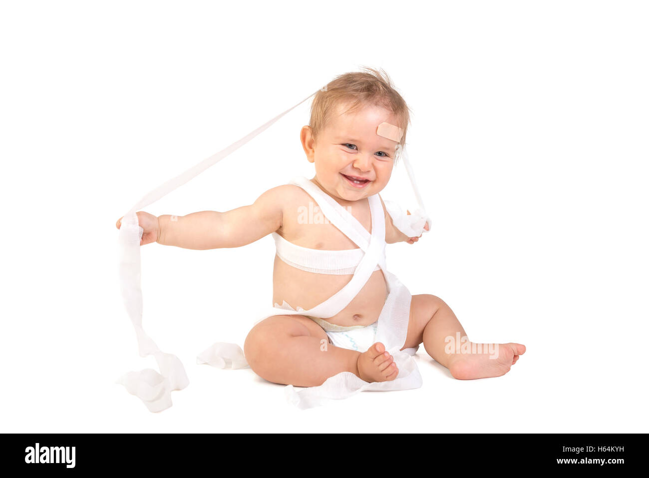Mignon Bébé Garçon jouant avec des bandages Banque D'Images