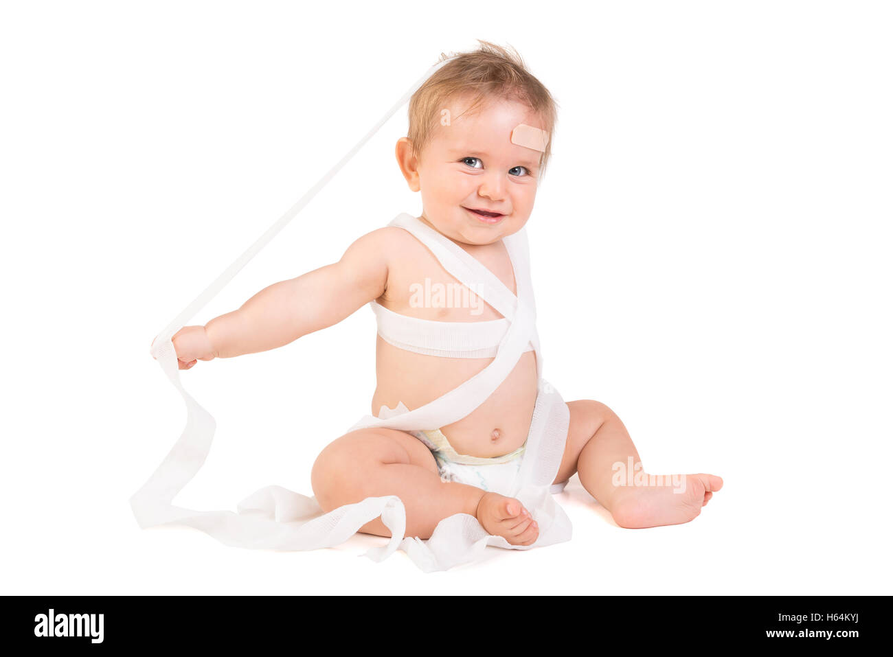 Mignon Bébé Garçon jouant avec des bandages dans une trousse de premiers soins Banque D'Images