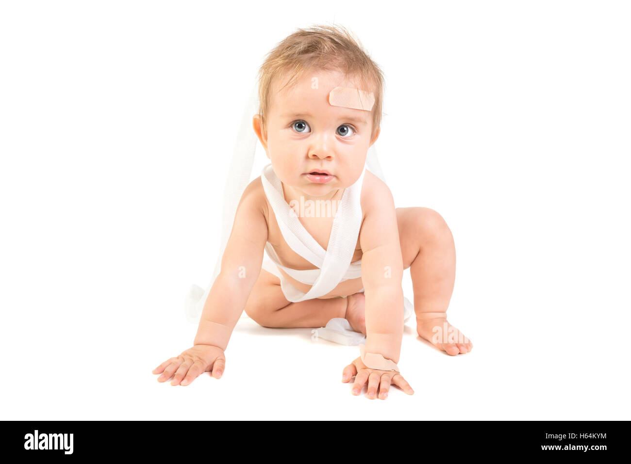 Mignon Bébé Garçon jouant avec des bandages dans une trousse de premiers soins Banque D'Images