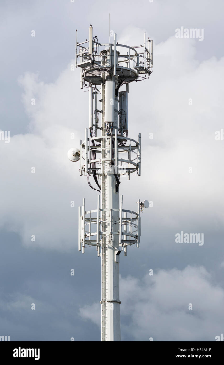 Les communications et la tour de cellule du mât. Banque D'Images