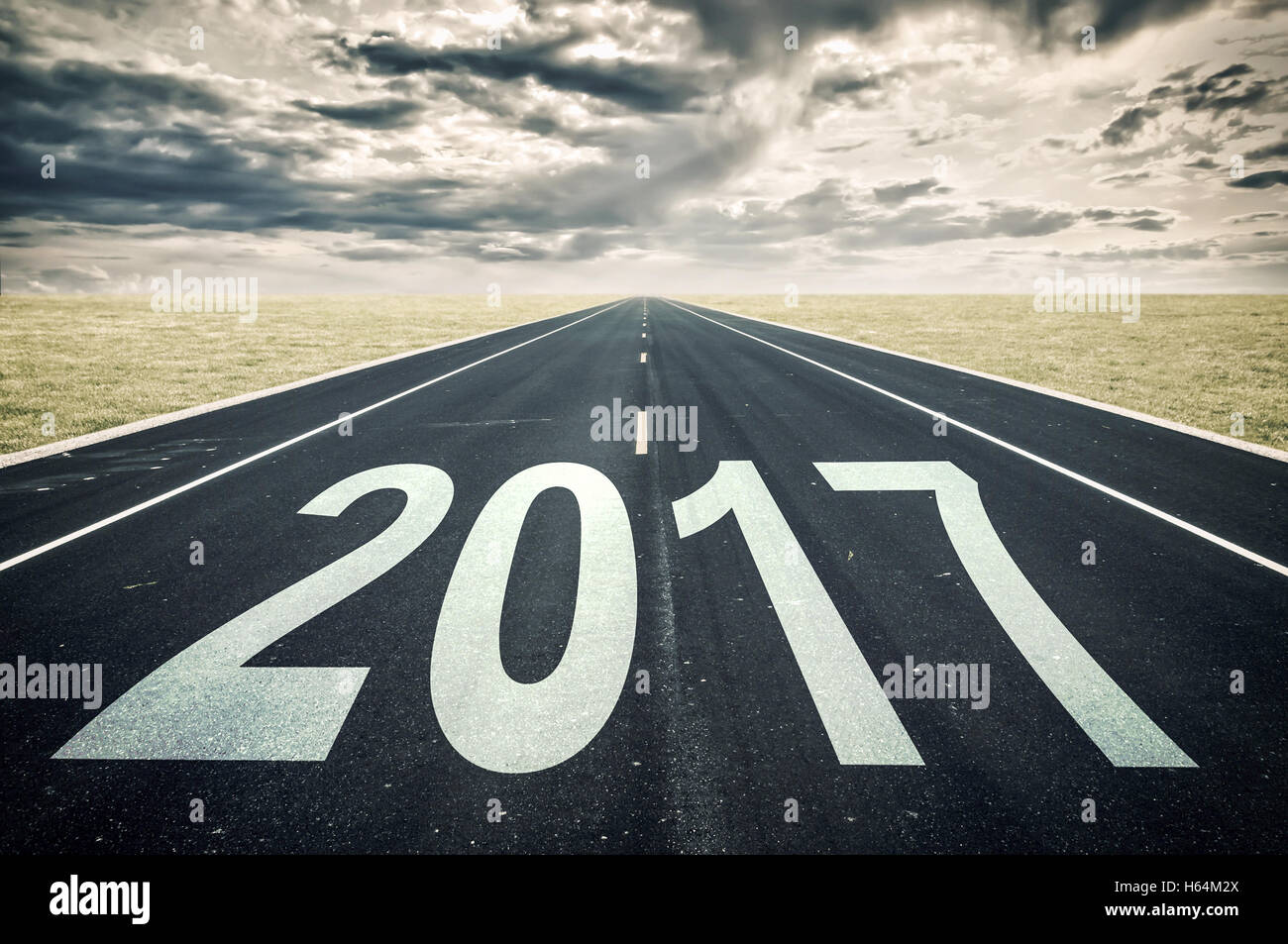 2017 Point de vue de la route, des nuages sombres, concept de crise Banque D'Images