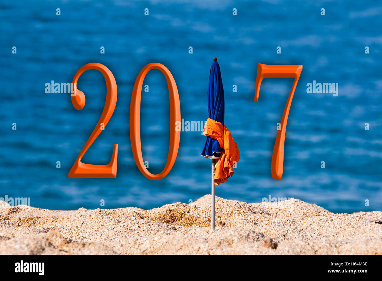 2017, parapluie de plage arrière-plan de la mer Banque D'Images