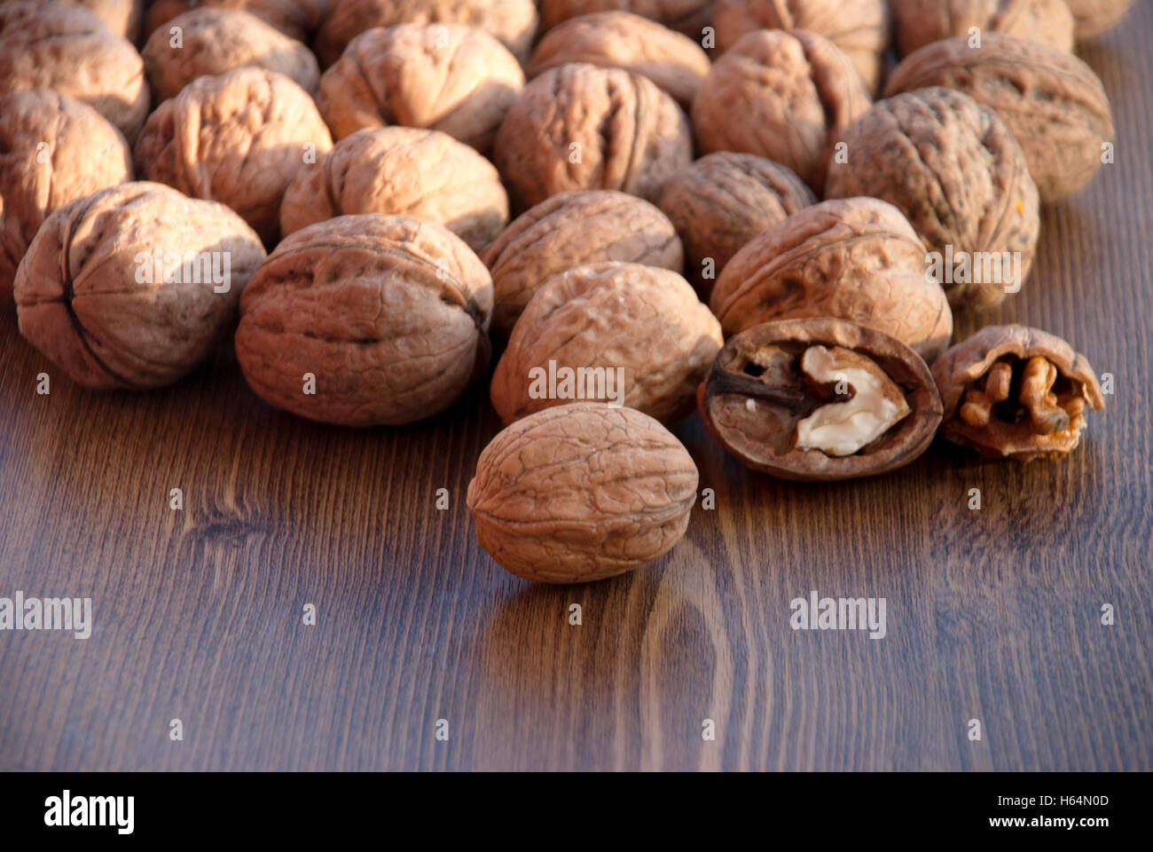 Les noix sur la table en bois. Banque D'Images