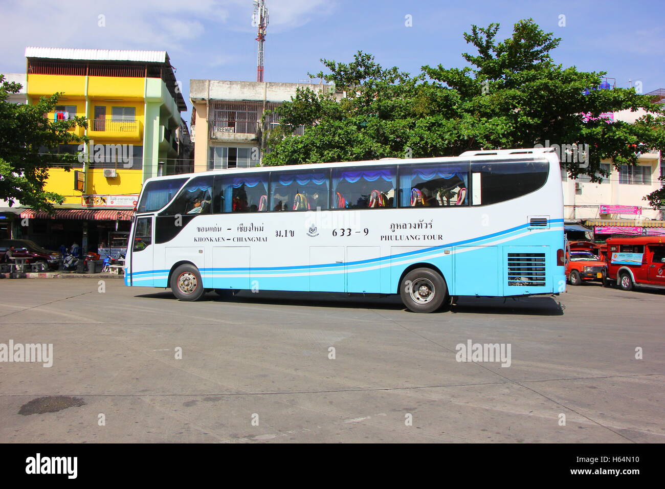 Chiang Mai, Thaïlande - 13 MAI 2014 : tour de bus de la société Phuluang Khonkaen et Chiangmai. Photo à la gare routière de Chiangmai, Thaïlande Banque D'Images