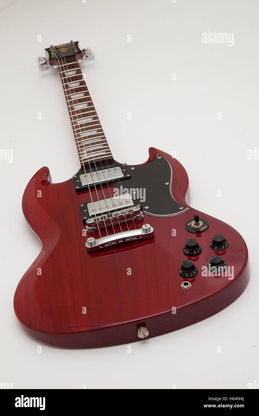 Une copie Gibson SG guitare électrique, de couleur rouge cerise Banque D'Images