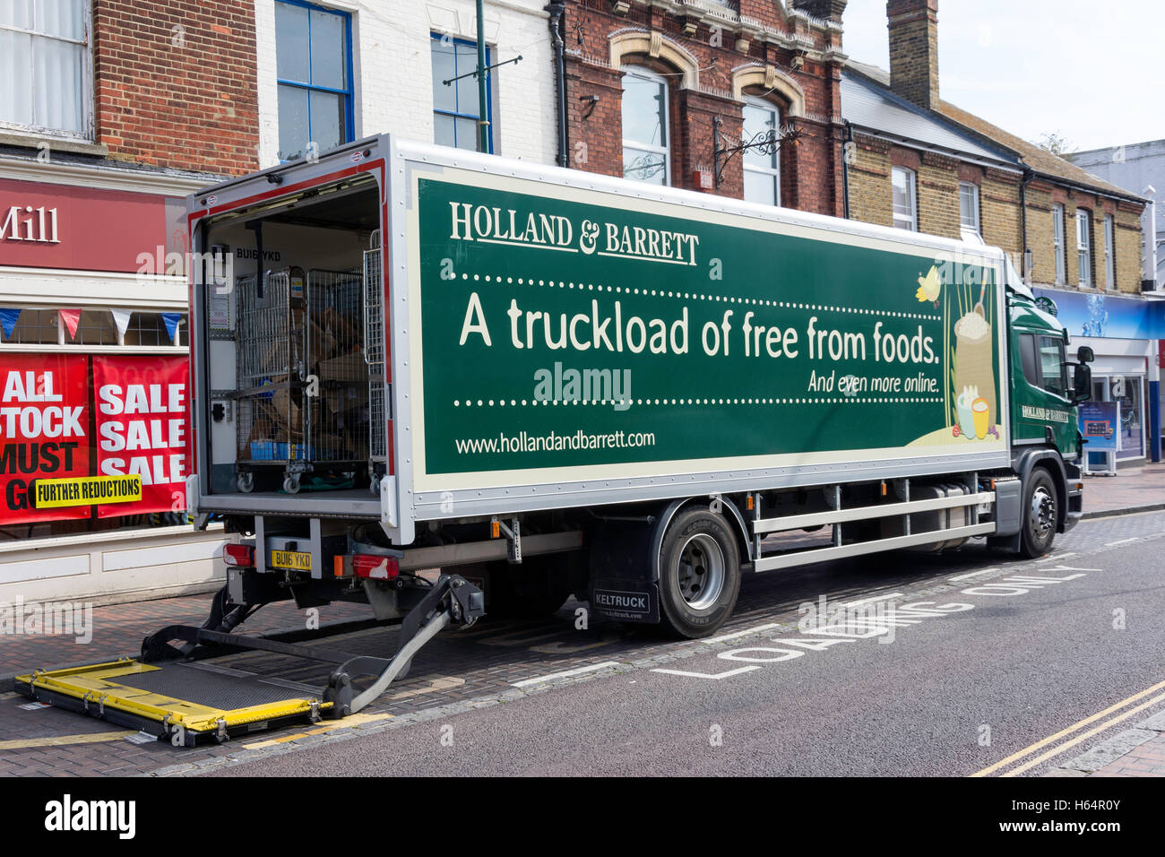 Holland & Barrett camion de livraison, High Street, Faversham, Kent, Angleterre, Royaume-Uni Banque D'Images