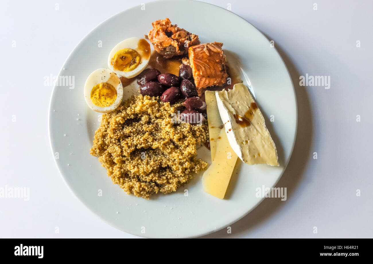 Une plaque d'antipasto à froid avec du saumon, œuf dur, fromage, olives, et le quinoa blanc avec un glaçage balsamique Banque D'Images