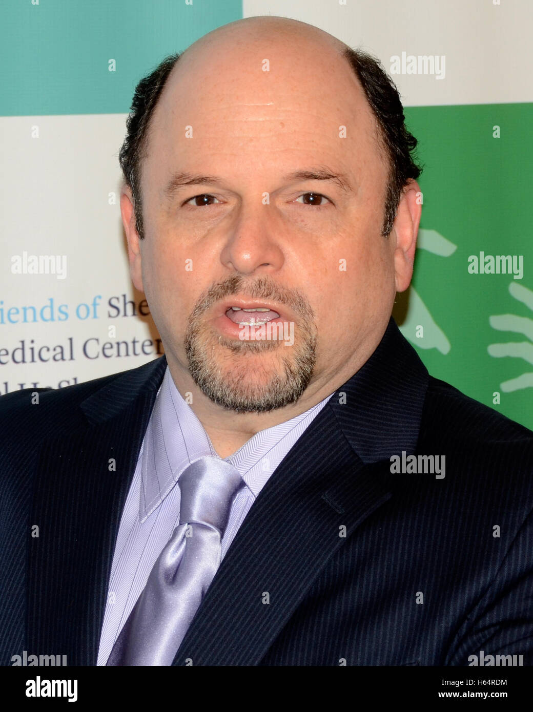 Jason Alexander arrive à les Amis du Centre médical Sheba Gala 45e anniversaire : honorer nos héros au Beverly Wilshire Hotel à Beverly Hills, Californie. Banque D'Images