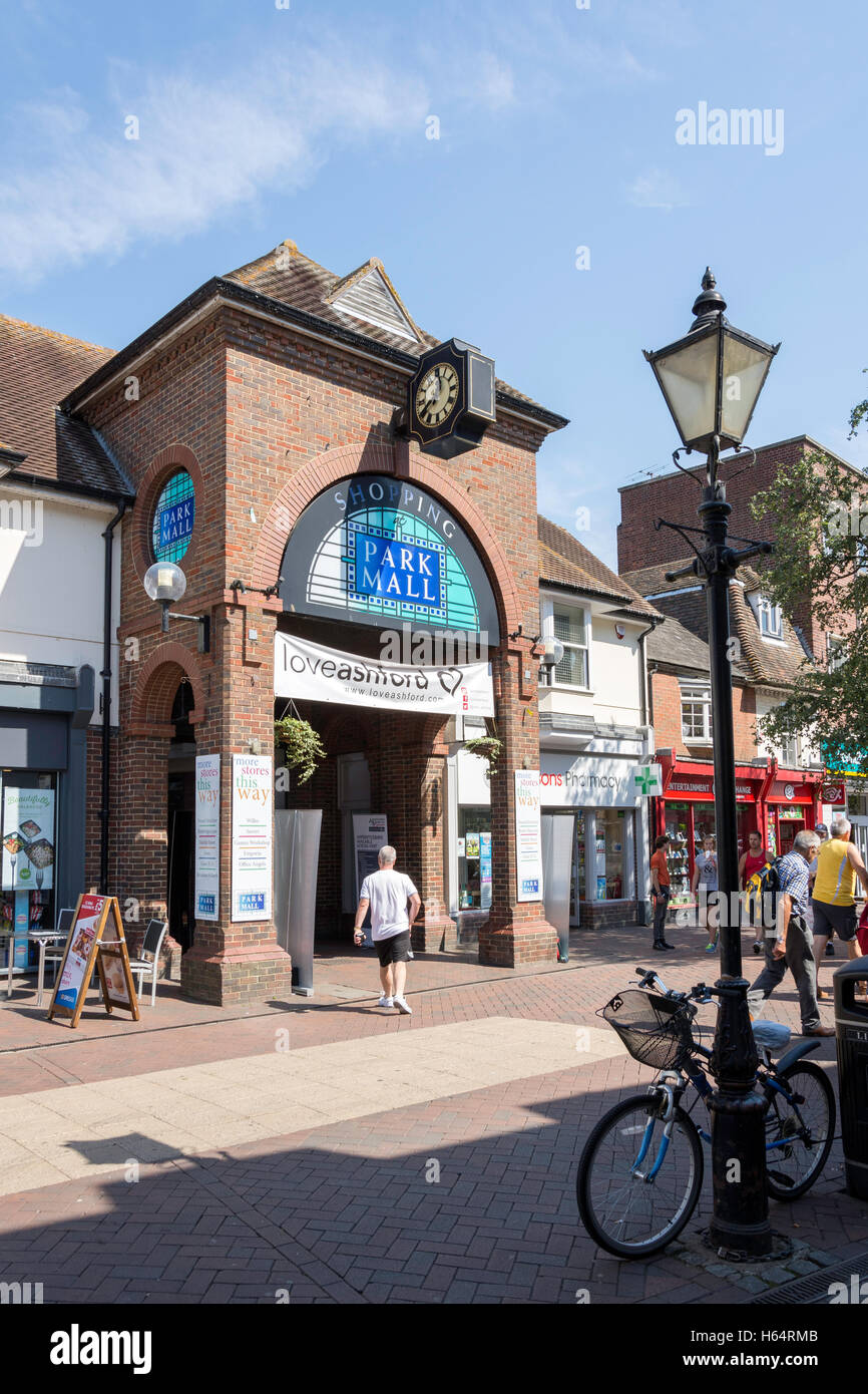Entrée de Park Mall Shopping Center, Ashford, High Street, Ashford, Kent, Angleterre, Royaume-Uni Banque D'Images